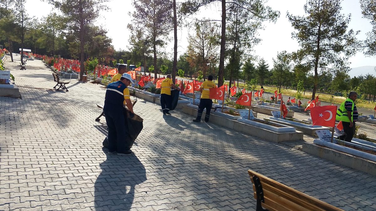 Kahramanmaraş’ta Şehitlik ve Mezarlıklar Bayrama Hazırlandı