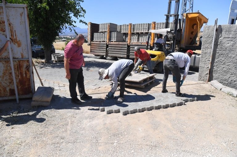 <strong>Onikişubat Belediyesi’nin kırsaldaki kilit parke çalışmalarıyla yol standardı yükseliyor</strong>