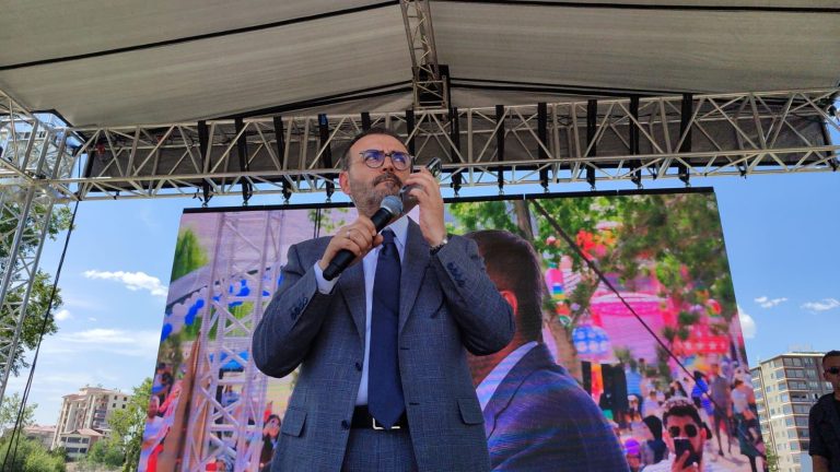 Cumhurbaşkanı Erdoğan, Mahir Ünal’ın düzenlediği toplu sünnet organizasyonunda çocukların sevincine ortak oldu