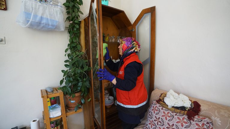 Büyükşehir, Bayram Öncesi Ulu Çınarları Unutmadı