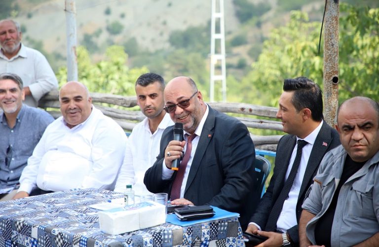 Vatandaşlarımızla İstişare Ediyor, Sorunları Yerinde Çözüyoruz