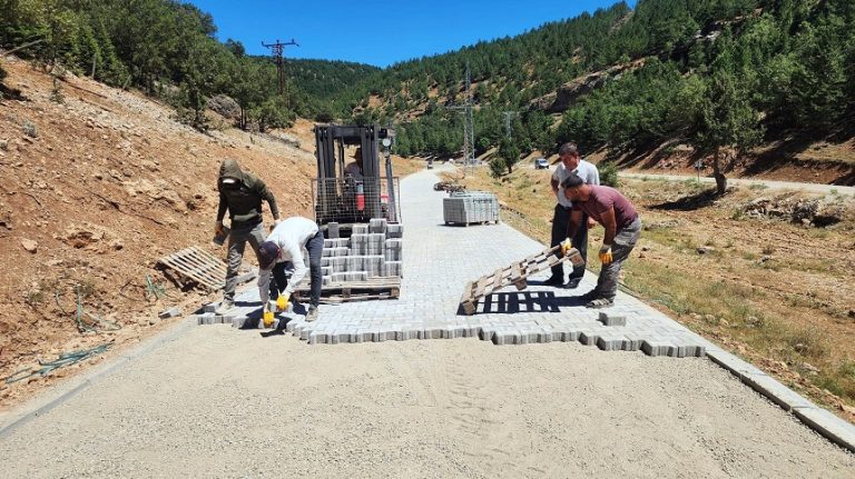Büyükşehir Göksun’da Kırıkkuyu ve Kızıltaş Yollarını Yeniliyor