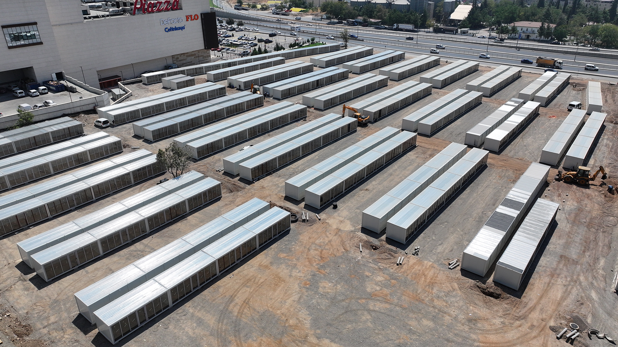 Yeni Geçici Çarşının Kurulumu Hızla Sürüyor