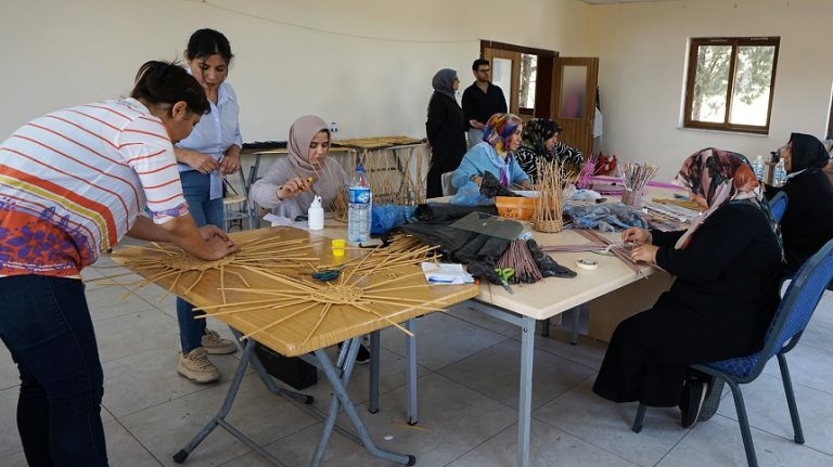 Atık Malzemeler Kadınların Elinde Sanat Eserine Dönüşüyor