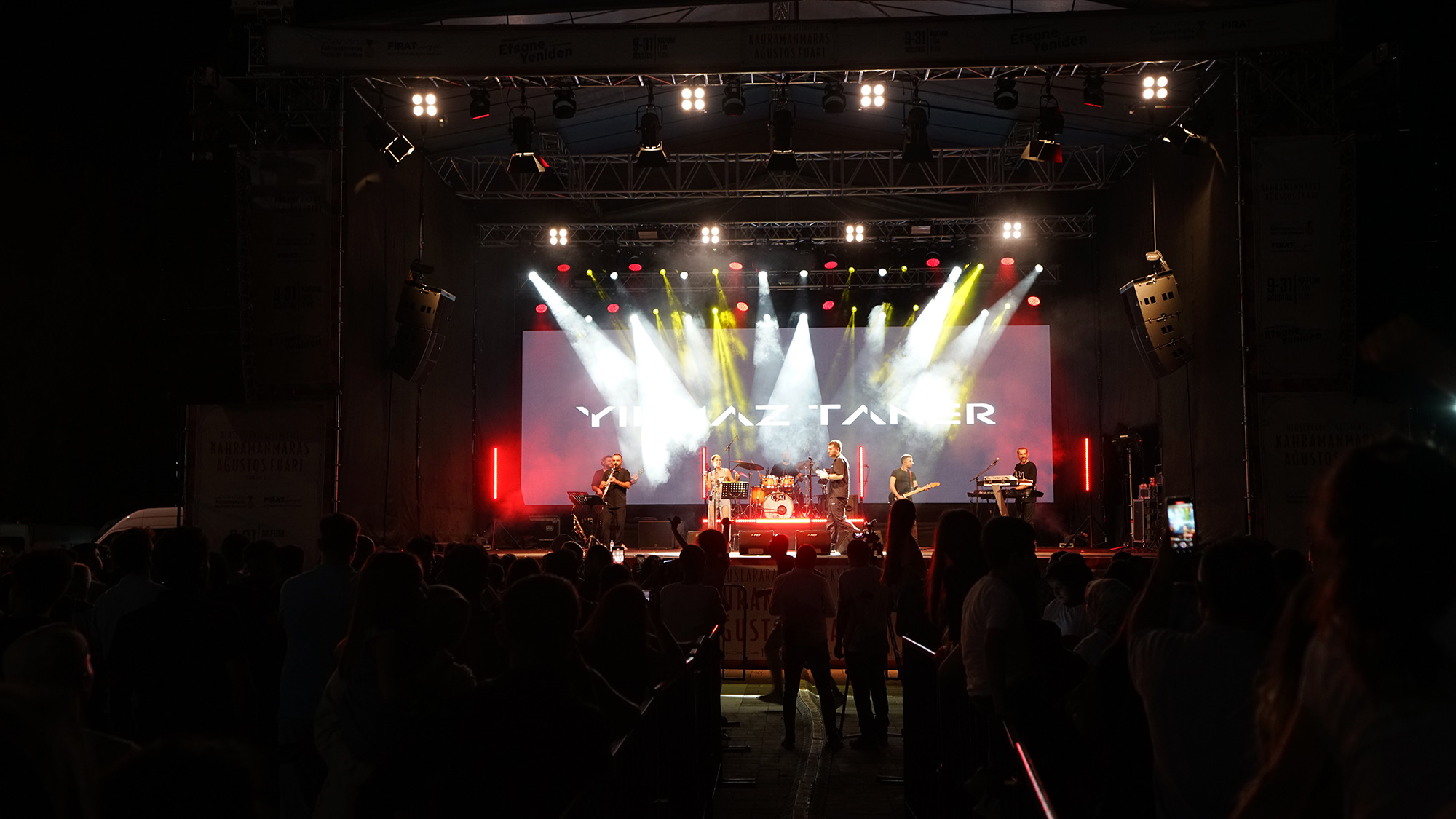Pop Müziğin Sevilen İsmi Yılmaz Taner, Şarkılarıyla Unutulmaz Gece Yaşattı