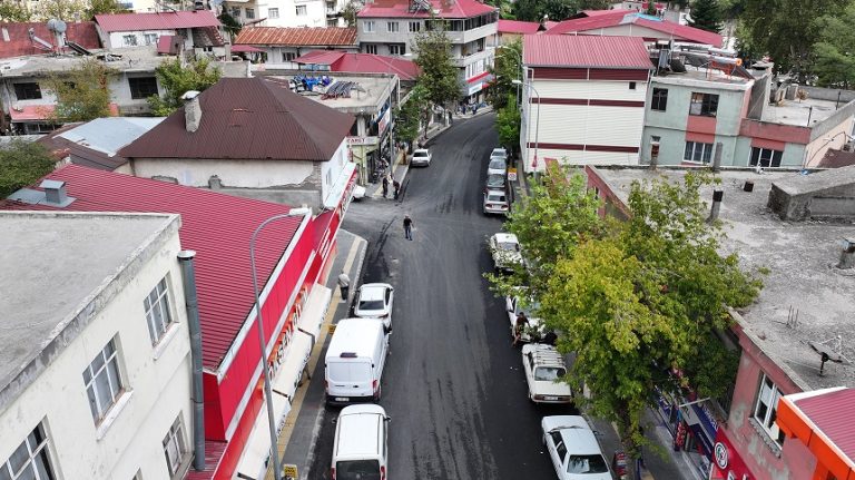 Büyükşehir Andırın’da Ana Arterlerin Asfaltını Bir Bir Yeniliyor