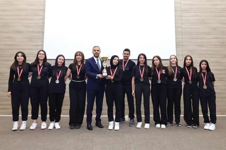 Başkan Toptaş, Cumhuriyet Spor Şöleni ödüllerini sahipleriyle buluşturdu