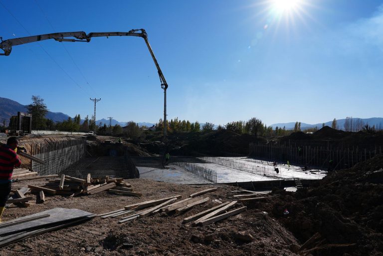 Büyükşehir Göksun’un Yeni Köprüsünde Çalışmalarını Sürdürüyor