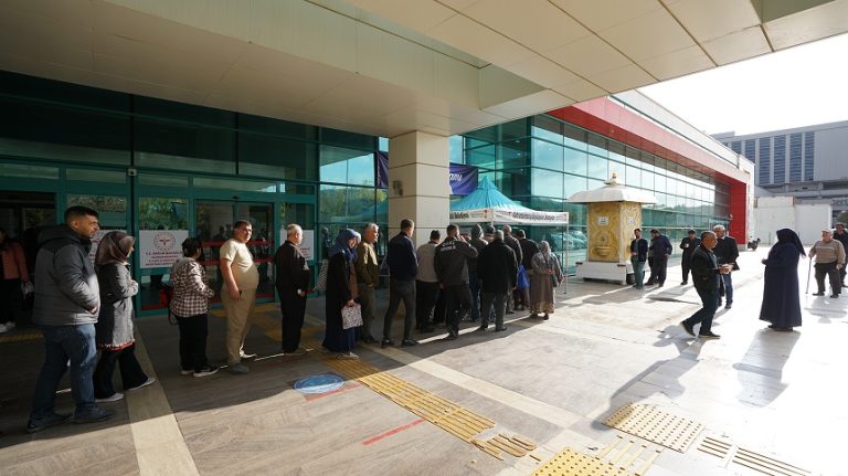 Büyükşehir’in Sıcak Çorba İkramı Gönülleri Isıtıyor