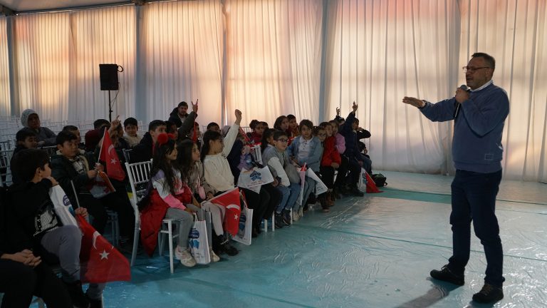 Salih Zengin, Fuarda Miniklerle Unutulmaz Bir Söyleşi Gerçekleştirdi