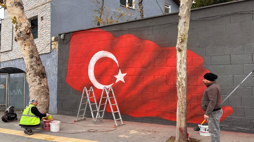 Dulkadiroğlu Belediyesi’nden Anlamlı Çalışma: Duvar Yazıları Yerini Türk Bayrağına Bıraktı