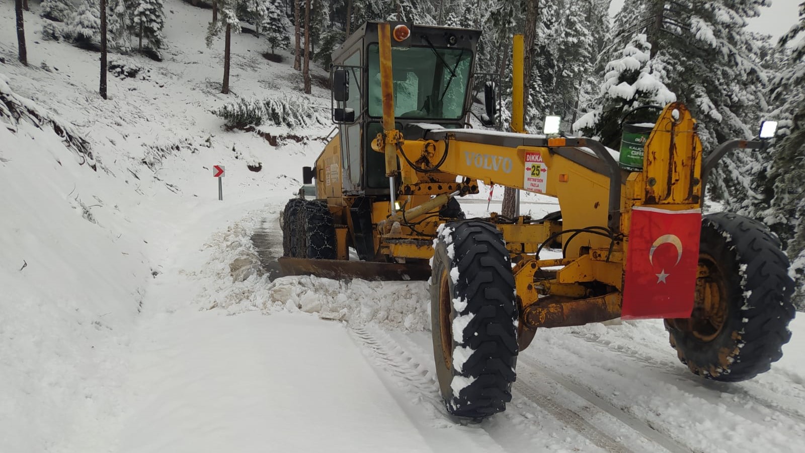 Büyükşehir Göksun’da Karla Mücadelesini Sürdürüyor