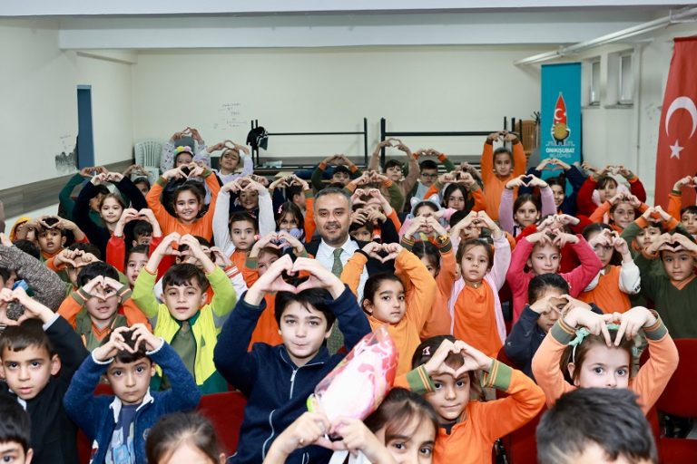 Başkan Toptaş’tan minik yüreklere destek