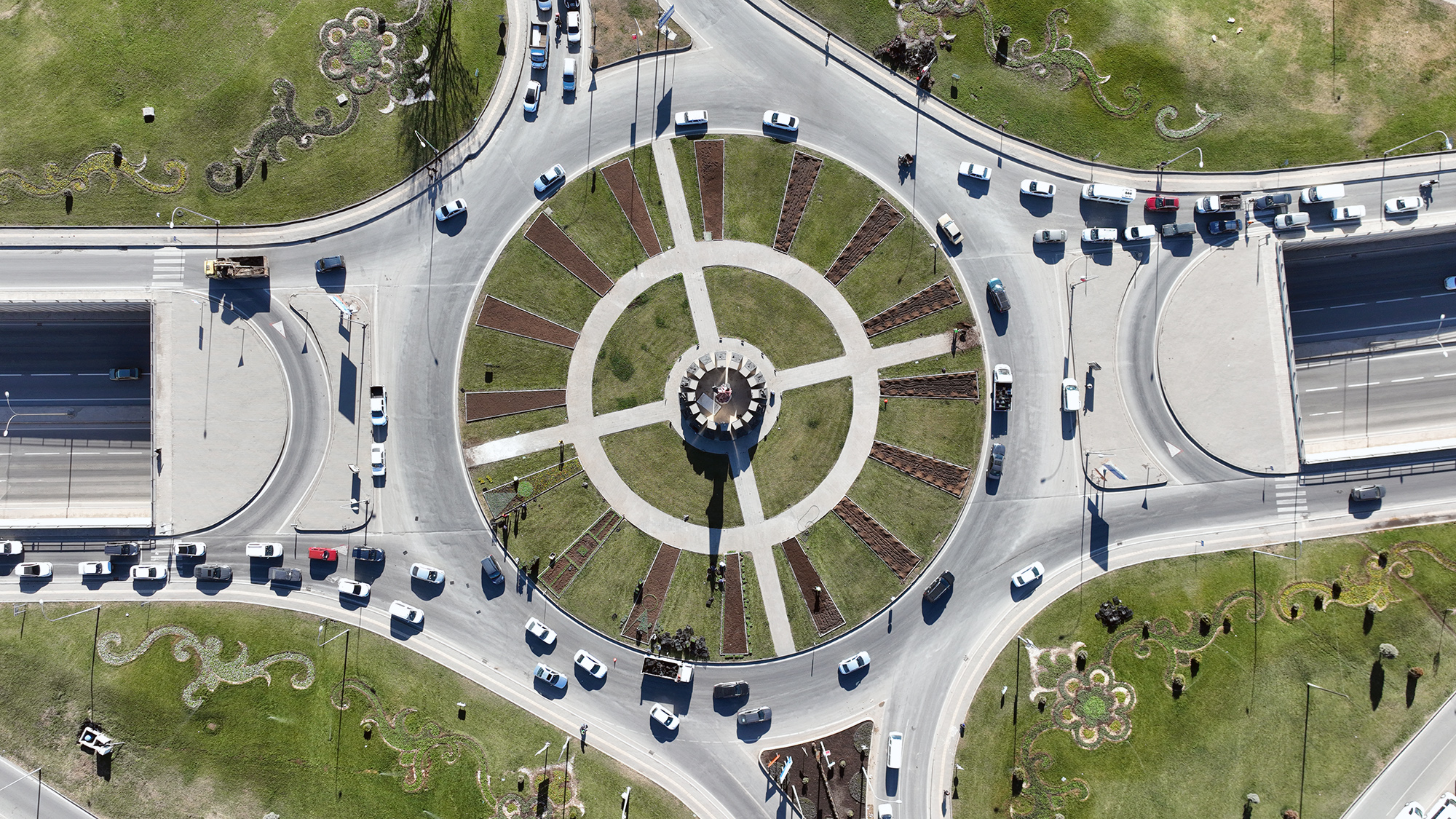 Büyükşehir, 500 Bin Mevsimlik Çiçeği Toprakla Buluşturuyor