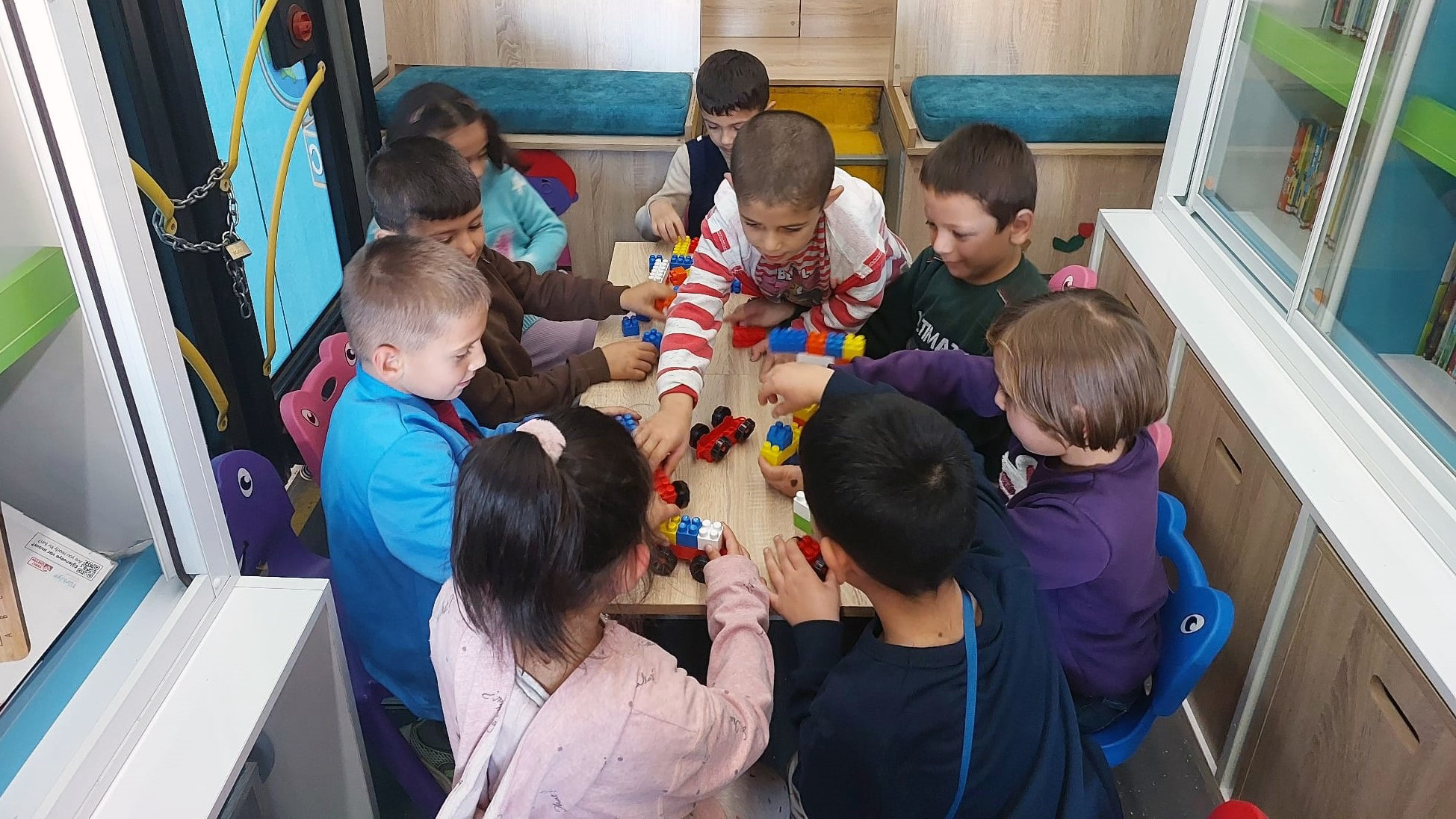 Mobil Kütüphane, Çocuklara Mutluluk Taşımaya Devam Ediyor
