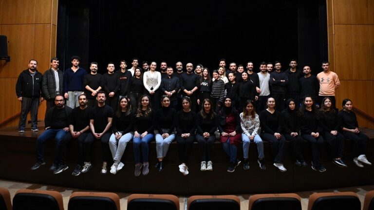 Büyükşehir’in Tiyatro Okulu ‘Sahne Maraş’ Perde Diyor