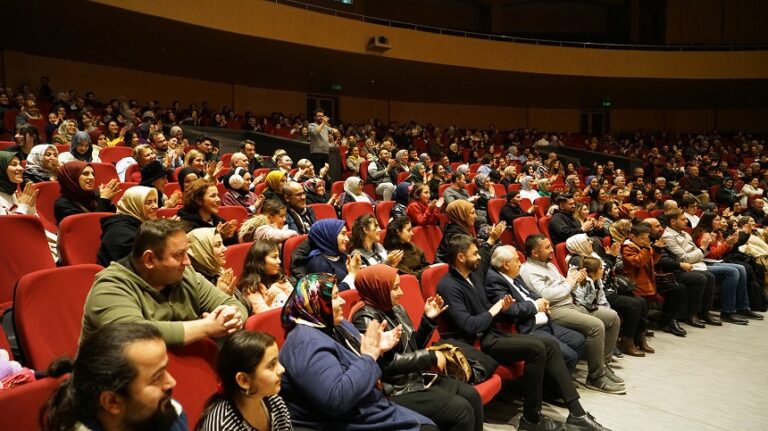 Büyükşehir Tiyatro Gösterisiyle Sanatseverlere Kahkaha Dolu Bir Gece Sundu