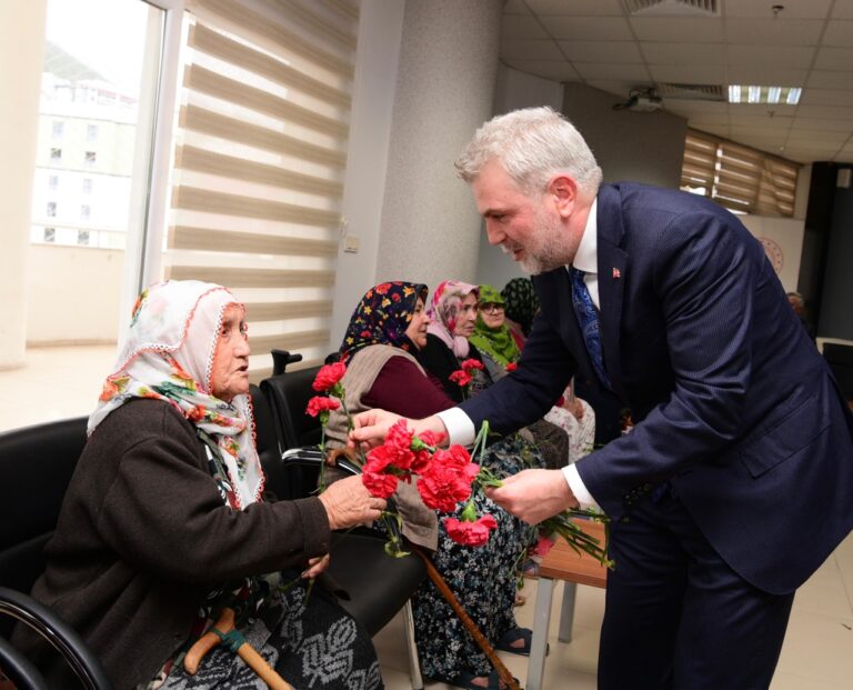 Başkan Görgel’den Bayramda Huzurevine Ziyaret