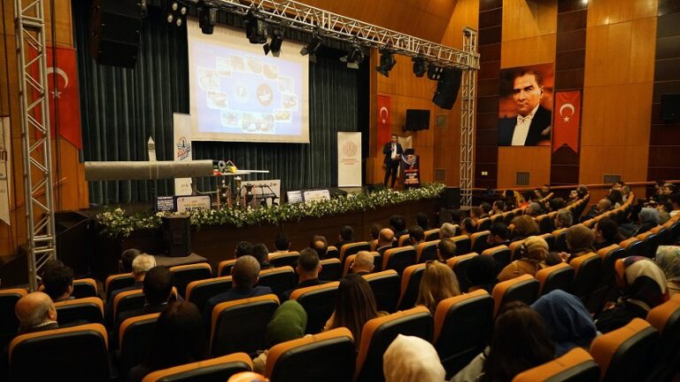 Büyükşehir, Teknolojiye İlgi Duyan Gençler İçin Seminer Düzenledi