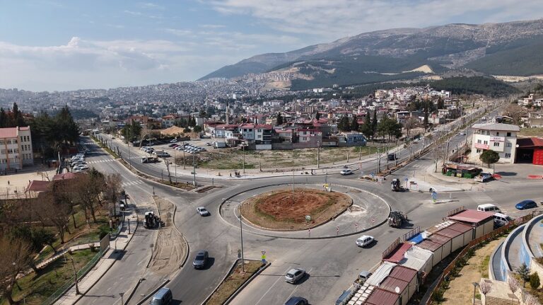 Büyükşehir, Sütçü İmam Kavşağı’ndaki Trafik Sorununu Çözüyor