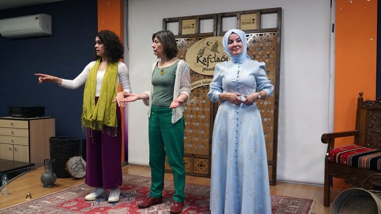 Büyükşehir’in Uluslararası Şöleni, Çocuklar ve Masallar Arasında Köprüler Kuruyor