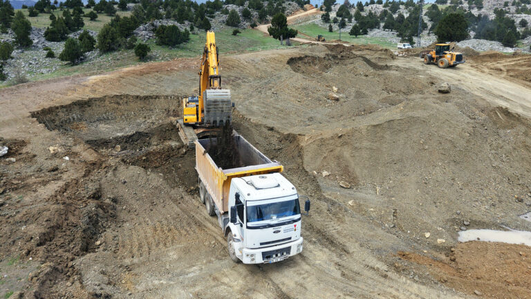 Nurhak’ta Yollar Büyükşehir’le Yenileniyor