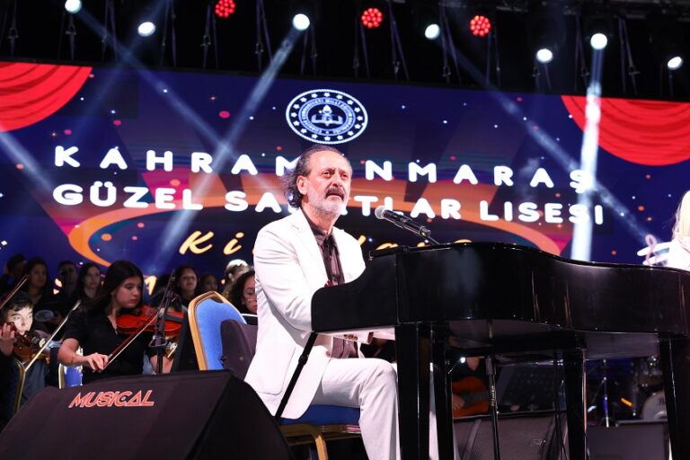 Onikişubat Gençlik Festivali’nde Yücel Arzen ve genç yeteneklerden unutulmaz performans