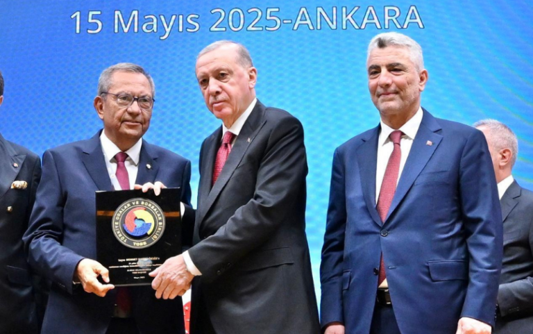 TOBB’dan KMTSO Meclis Başkanı Öksüz’e Hizmet Şeref Belgesi