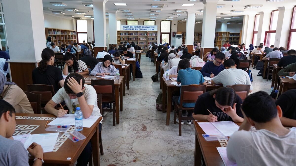 Büyükşehir’den 11 İlçede Üniversite Adaylarına YKS Provası