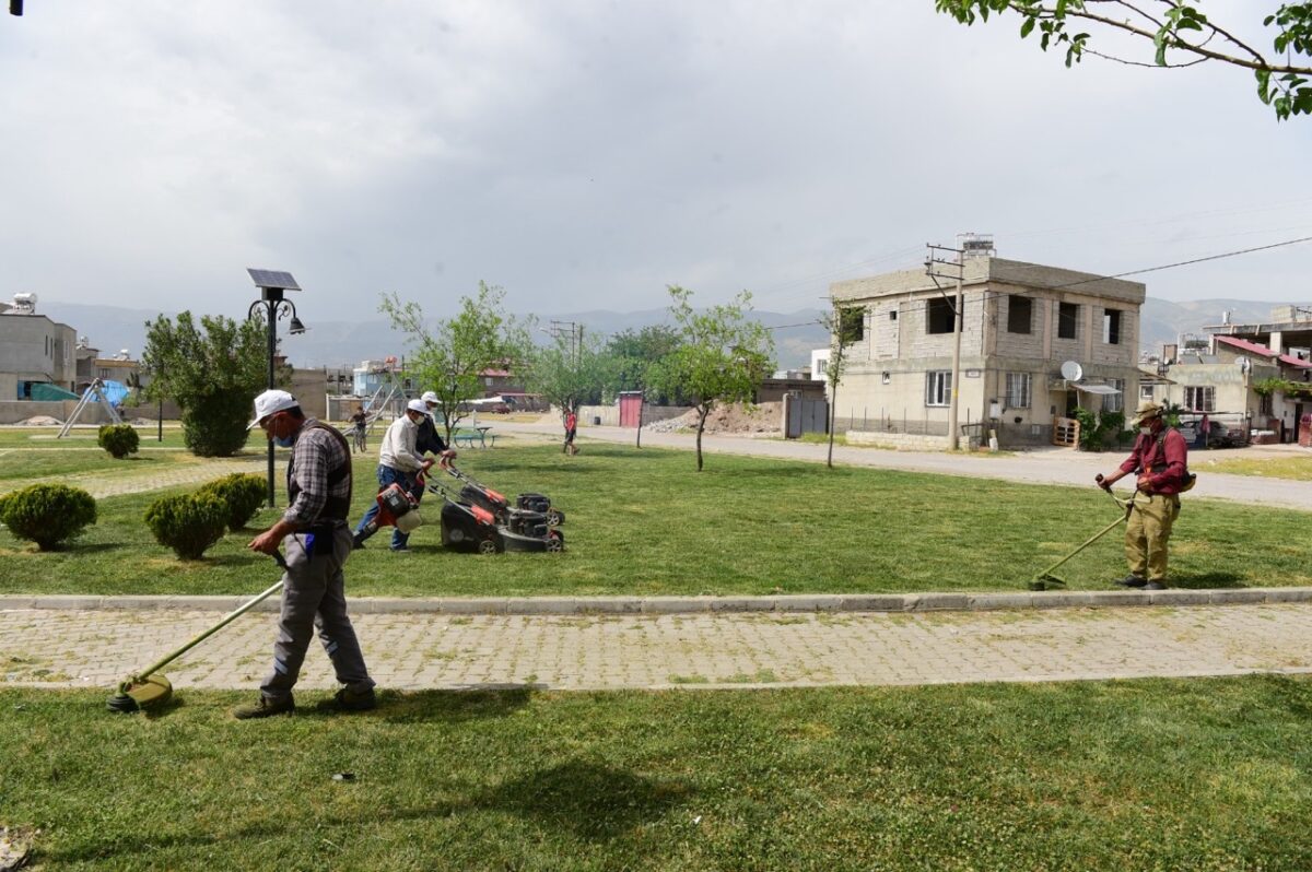 Dulkadiroğlu’nda Bayram Öncesi Yeşil Alanlara Bakım