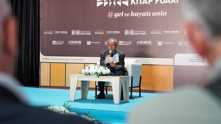 Sadık Yalsızuçanlar, Kahramanmaraş Kitap Fuarı’nda Okurlarıyla Buluştu