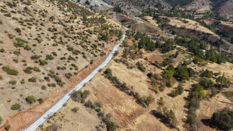 Büyükşehir’den Ekinözü Demirlik’te Yol Yenileme Çalışması