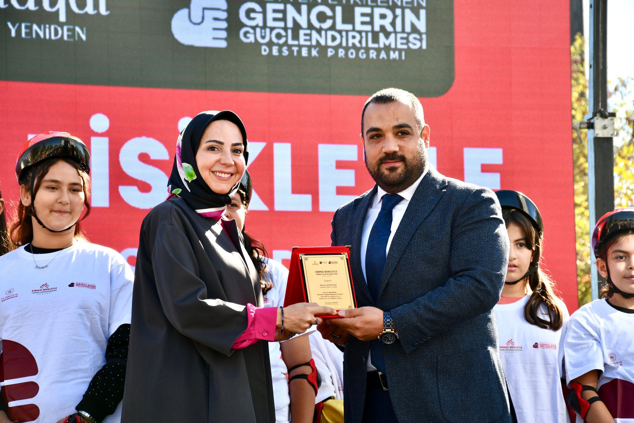 Mesut Şahinkanat’a Hayırseverlik Plaketi