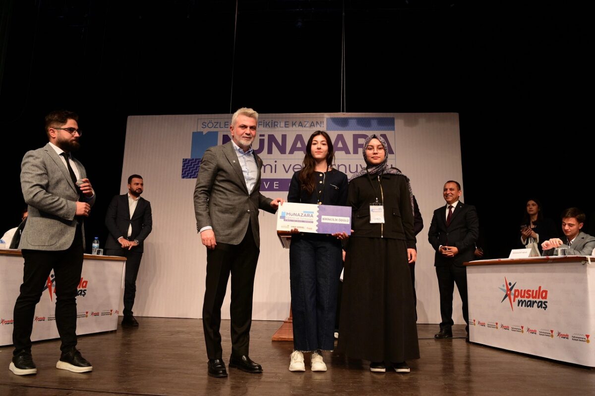 Gençlerin Sözü Geleceğe Işık Tuttu; Münazara Turnuvası Finali Nefes Kesti