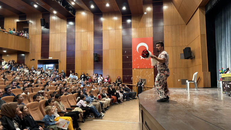 Çocuklar Büyükşehir’in Gösterisiyle Eğlence Dolu Bir Gün Geçirdi