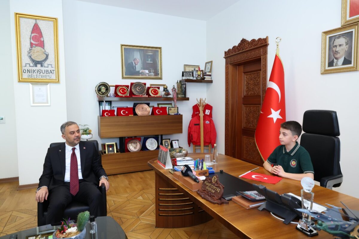 Başkan Hanifi Toptaş, 23 Nisan’da koltuğunu minik Halil Sami’ye devretti