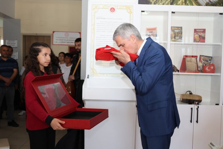 Çanakkale’den Gelen Bayrak Okuluna Törenle Teslim Edildi