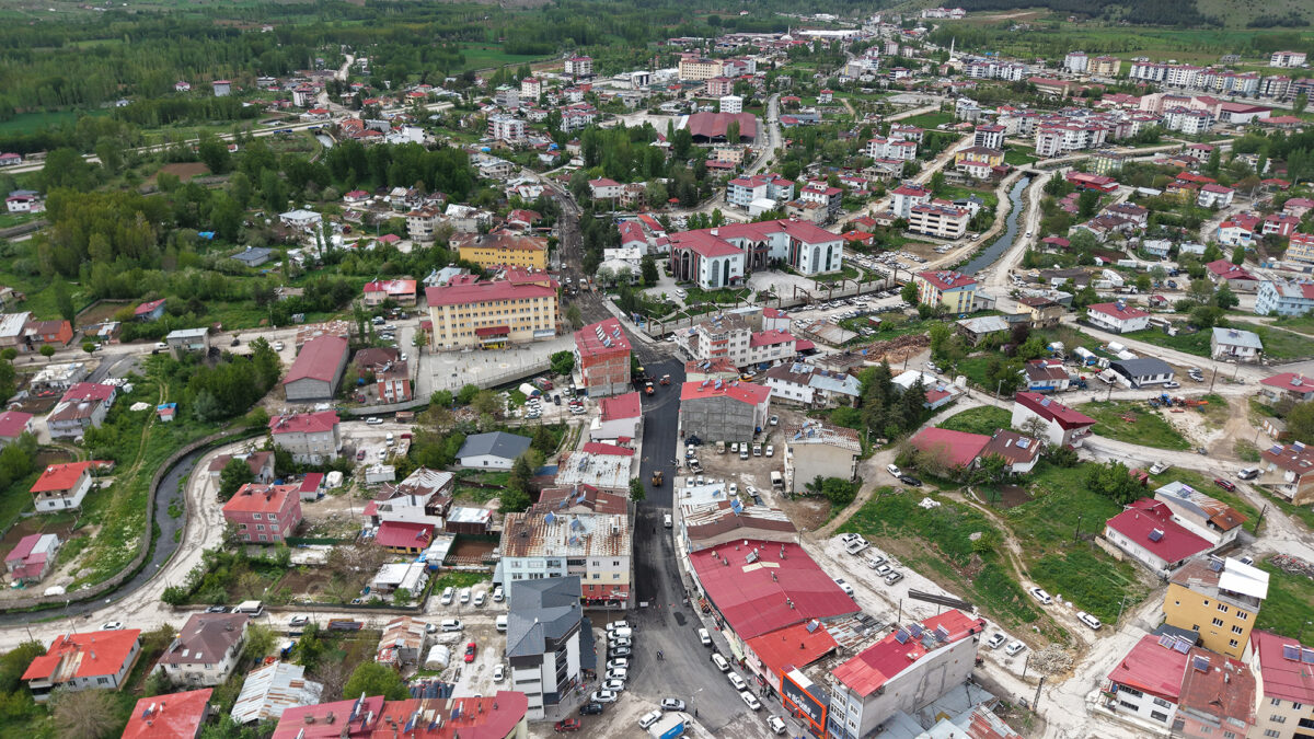 Büyükşehir, Göksun’da Atatürk ve Yunus Emre Caddelerinde Asfalt Serimine Başladı