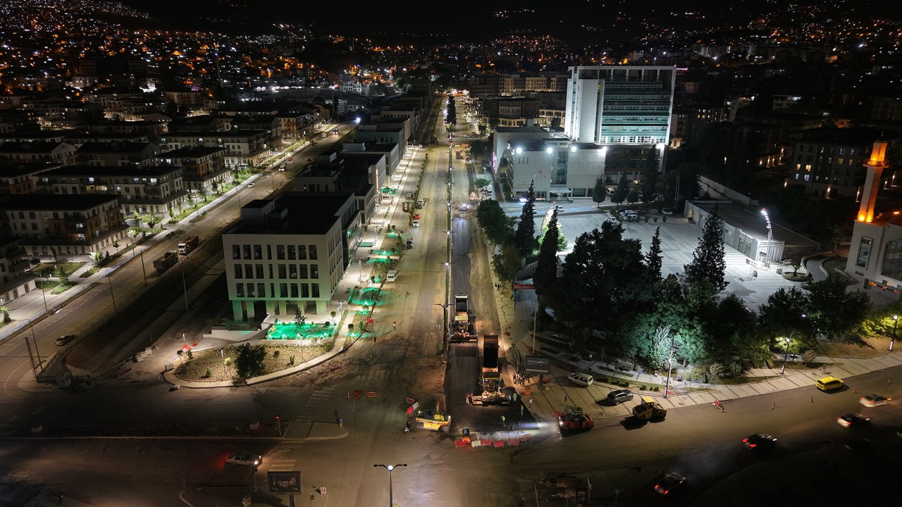 Büyükşehir’den Azerbaycan Bulvarı’nda Gece Asfalt Mesaisi
