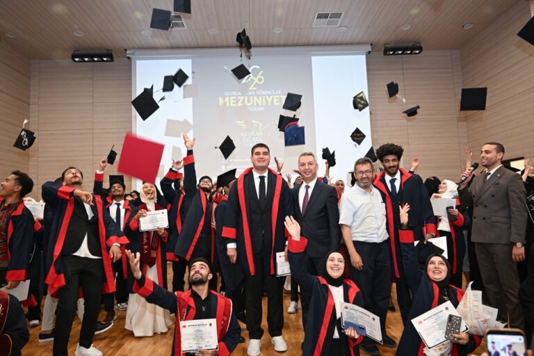 Uluslararası Öğrenciler Mezuniyet Coşkusunda Buluştu