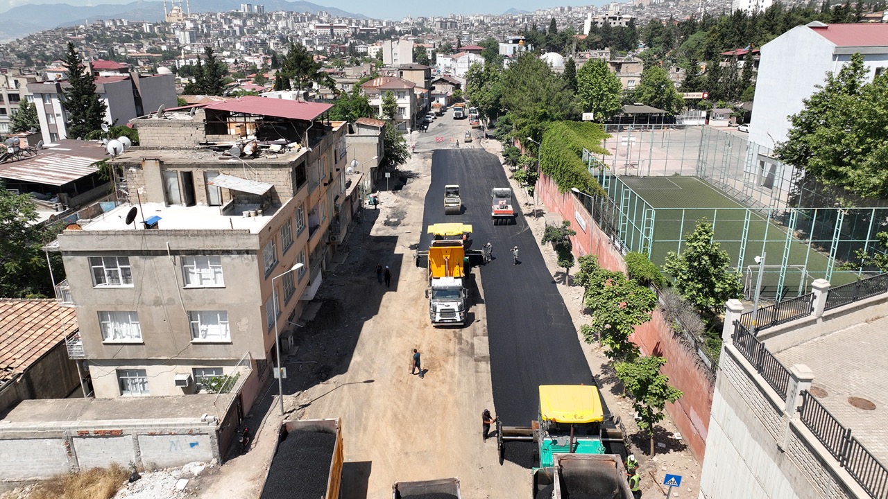 Büyükşehir, Dulkadiroğlu Gazneliler Caddesi’nde Asfalt Mesaisine Başladı