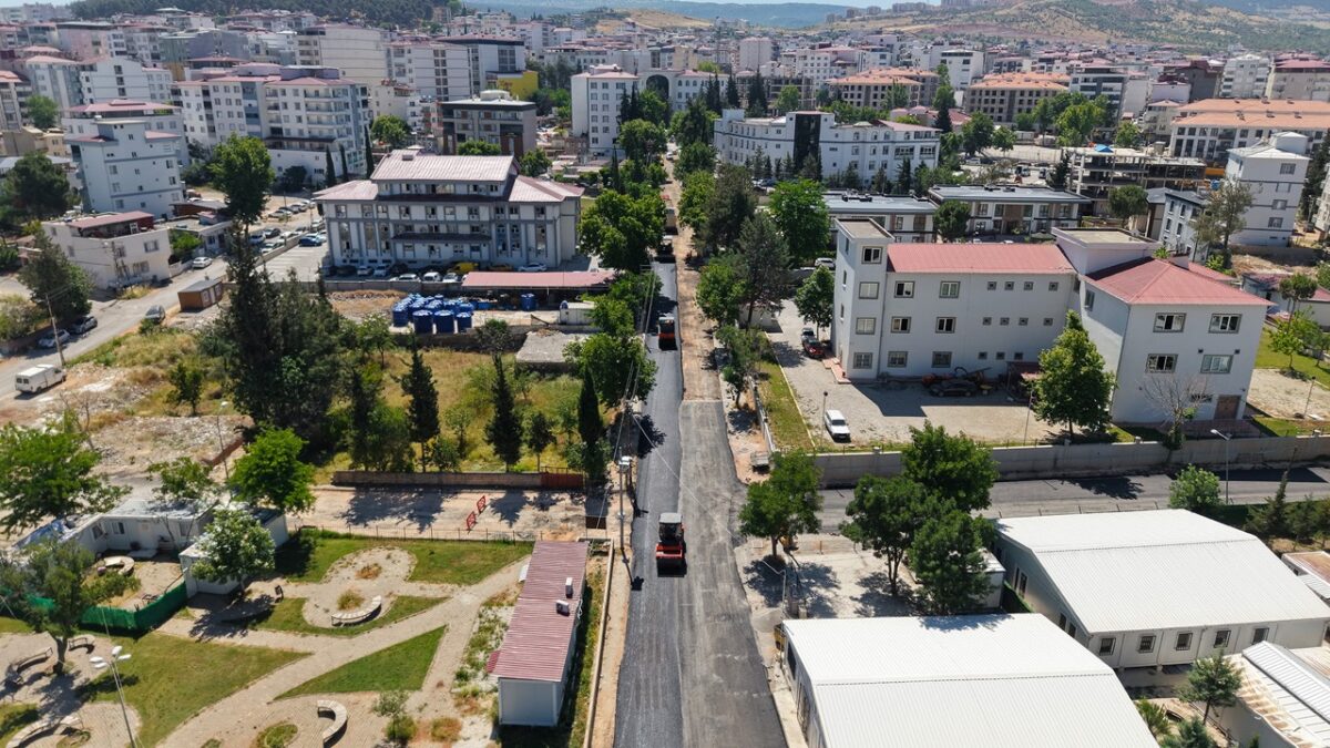 Büyükşehir Pazarcık’ta Sıcak Asfalt Seferberliğine İstasyon Caddesi ile Başladı