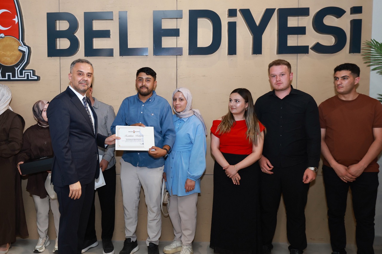 Onikişubat Belediyesi’nin Evlilik Okulu’nu tamamlayan ilk 50 çift sertifikalarını aldı