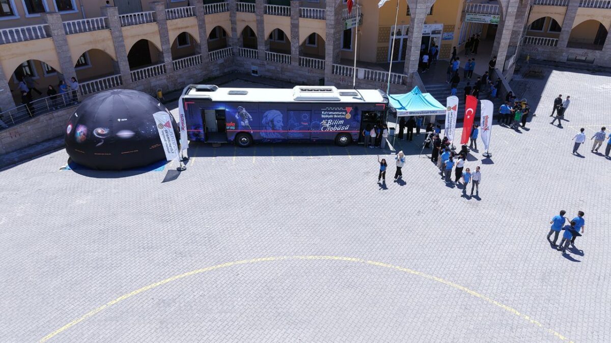 Pusula Maraş’ın Bilim Otobüsü Elbistan’da Gençleri Keşif Yolculuğuna Çıkardı