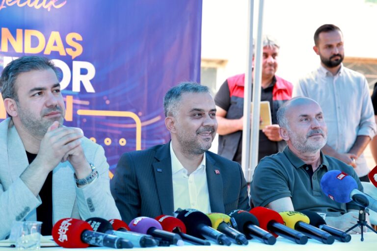 Başkan Toptaş önce aşure dağıttı, sonra vatandaşların sorularını yanıtladı