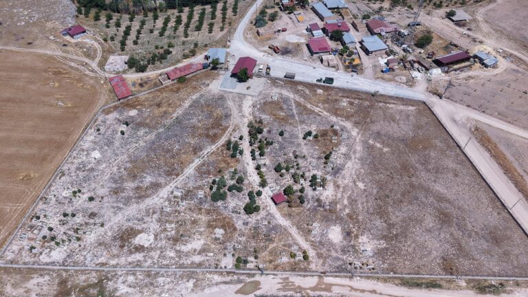 Büyükşehir, Elbistan İncecik’te Mezarlık Yolunu Kilit Parkeyle Yeniliyor