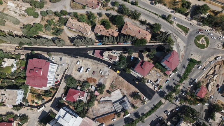 Büyükşehir, Mükremin Halil Caddesi’nde Asfalt Mesaisini Başlattı