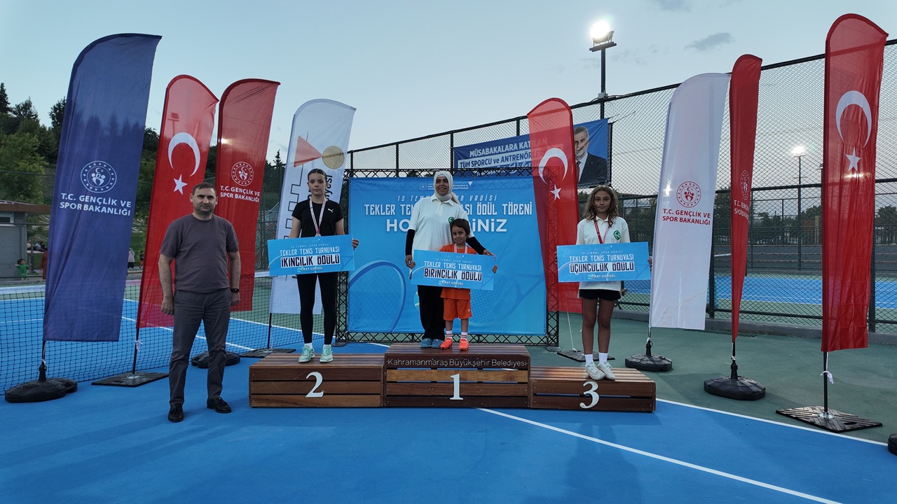 15 Temmuz Spor Vadisi’nde Ödüllü Tenis Turnuvasında Şampiyonlar Belli Oldu