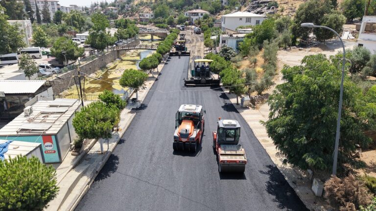 Büyükşehir, Türkoğlu Derebaşı Sokak’ta Sıcak Asfalt Serimine Başladı