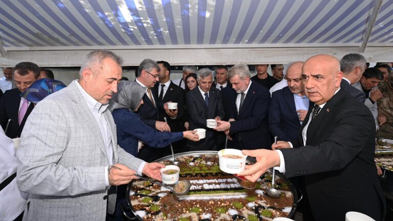 Büyükşehir, Binlerce Vatandaşı Aşure Bereketinde Buluşturdu